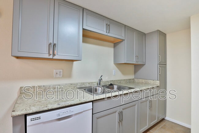 Building Photo - 860 E Brown Rd