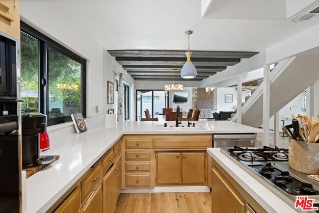 Building Photo - 6558 Lasaine Ave
