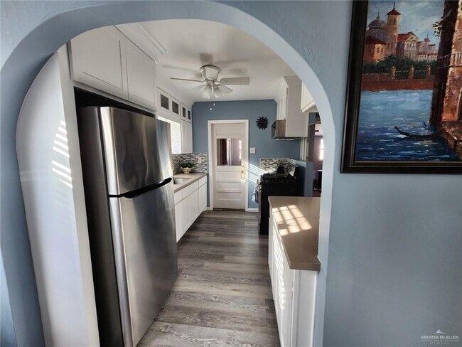 Building Photo - 22 Laurel Ave