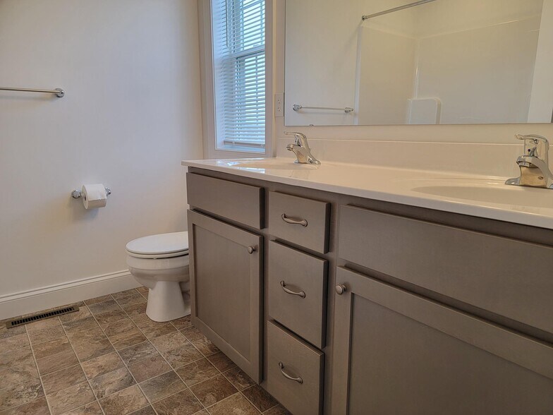 Building Photo - 438 Masonic Dr