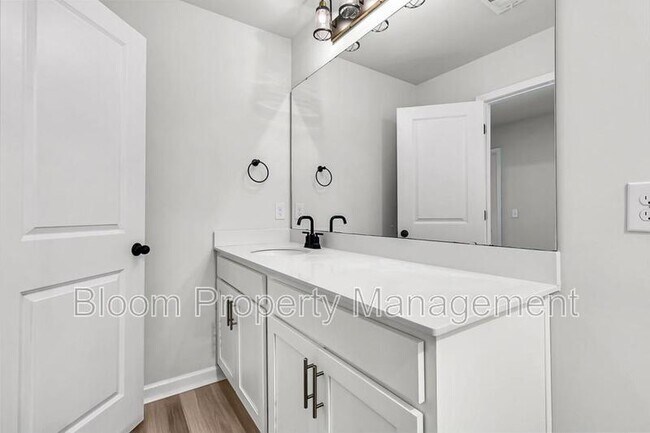 Building Photo - 247 Lucca Dr