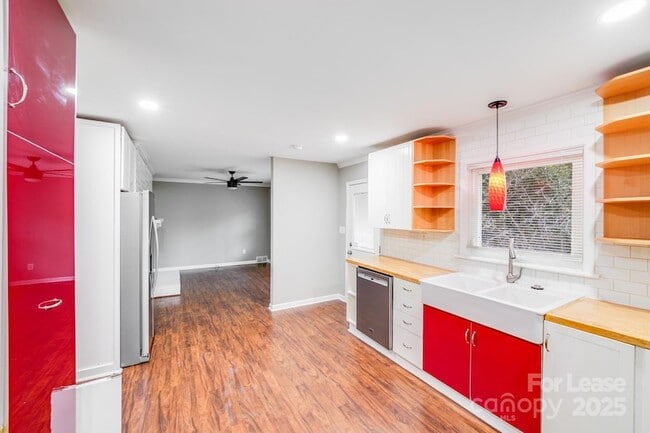 Building Photo - 5600 Riviere Dr