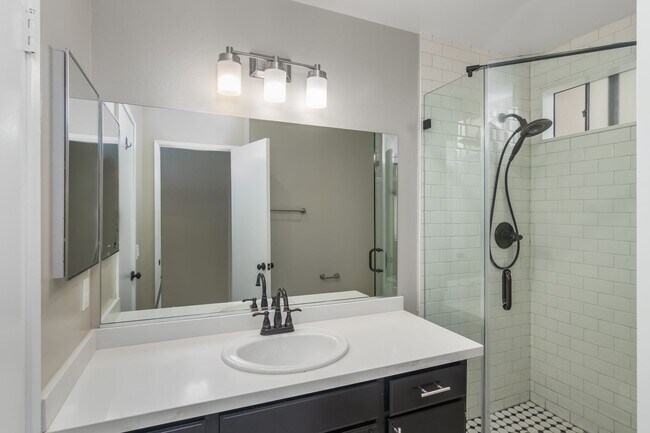Building Photo - Beautiful two-bedroom, two-bath home in Oa...