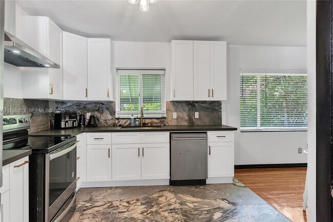 Building Photo - 660 NE 121st St