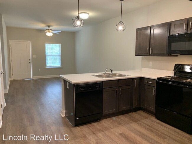Building Photo - 1713 Springhill Dr