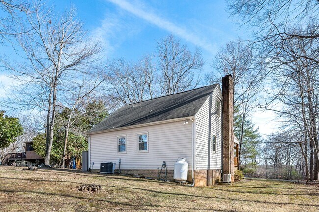 Building Photo - 3 Bedroom House in Forest
