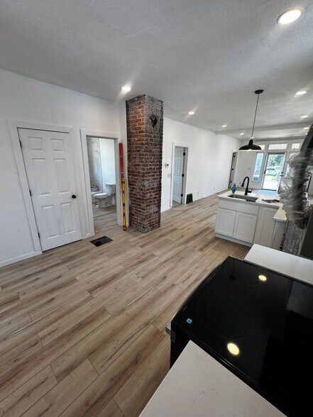 Building Photo - 1108 E Blackford Ave