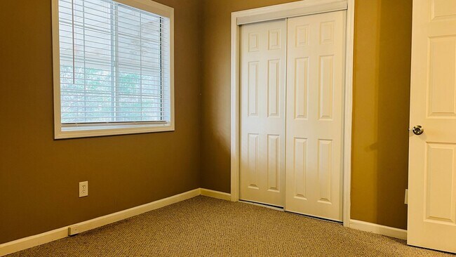 Building Photo - Charming Cottage Style 4 bedroom, 2 bathroom home in Lagrange! Must See!