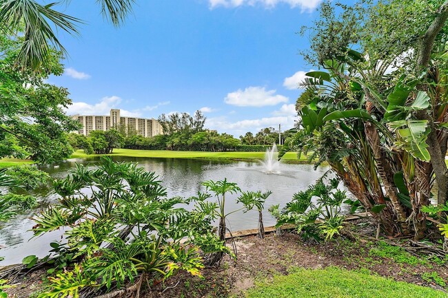 Building Photo - 2505 Fairway Dr N