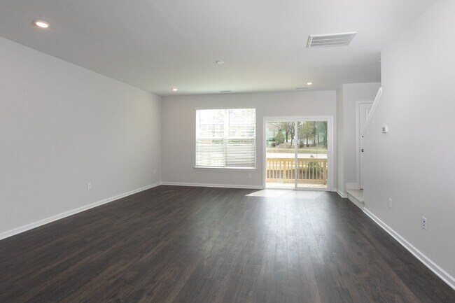 Building Photo - Gorgeous Townhome With Loads of Amenities in Ellis Crossing!