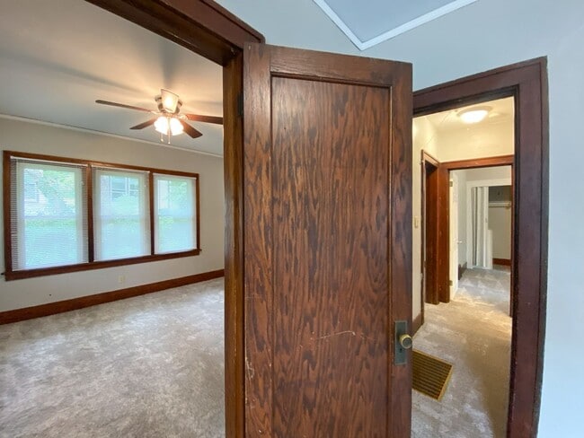 Building Photo - 4 Bedroom House Near Campus