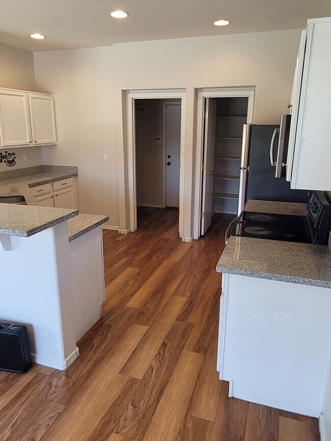 Building Photo - Great 3 bedroom 2.5 bath Two Story House f...