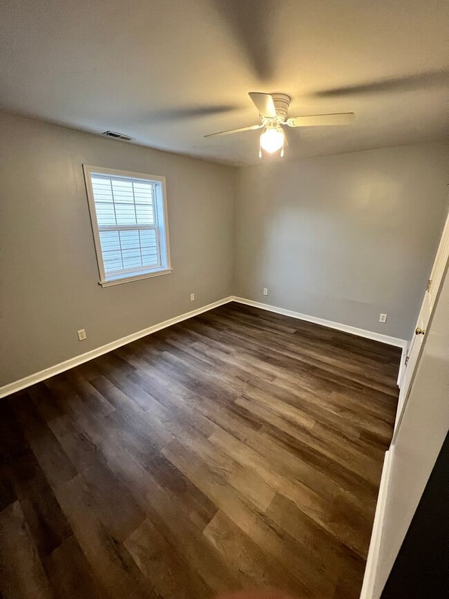 Building Photo - Charming 3 Bedroom 1 Bathroom House