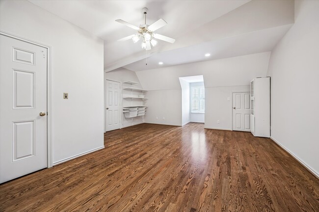 Building Photo - 1811 Devonshire Crescent