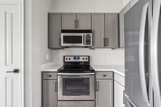 Building Photo - No Deposit! Modern 1/1 in Downtown!
