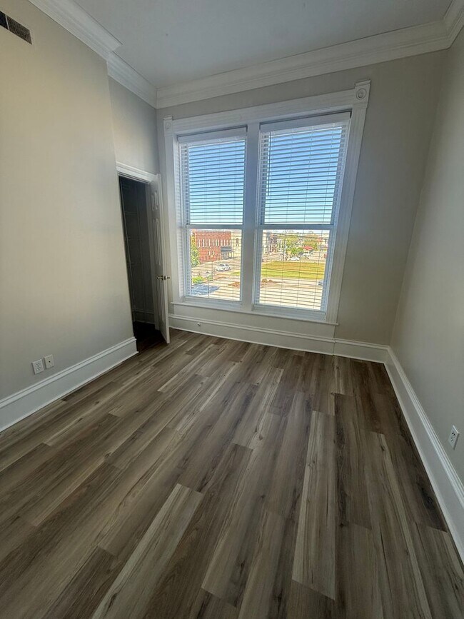 Building Photo - 200 E 9th St