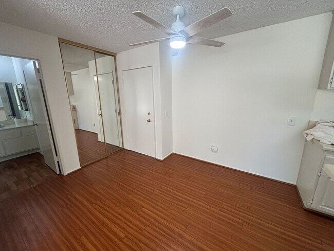 Building Photo - Charming 2-Bedroom Condo with Community Po...