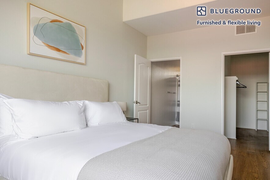 Building Photo - 2225 S Beverly Glen Blvd