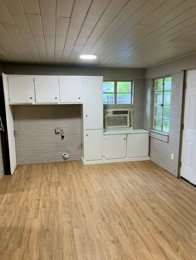 Building Photo - 2010 Royal St