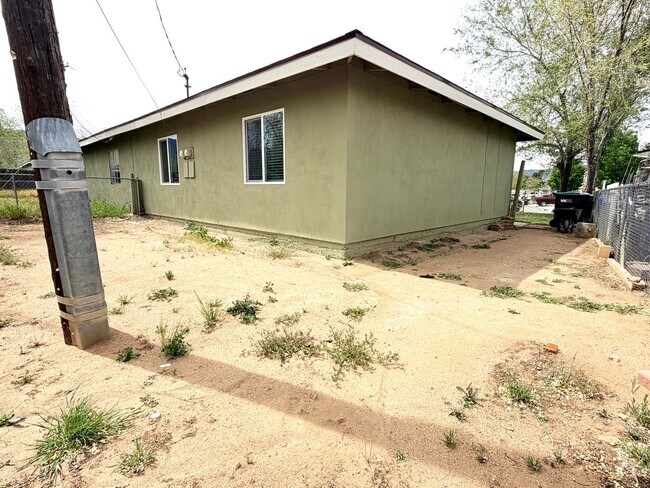 Building Photo - 814 Aspen Dr