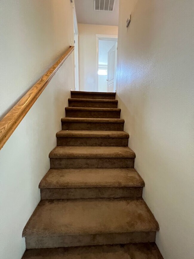 Building Photo - Lovely 4 bedroom (+ 2 living rooms) 2.5 ba...