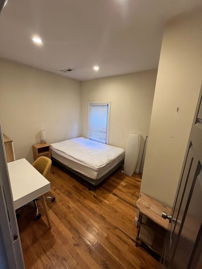 Building Photo - Great 5 bed Close to Northeastern