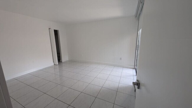 Building Photo - 10400 SW 108th Ave