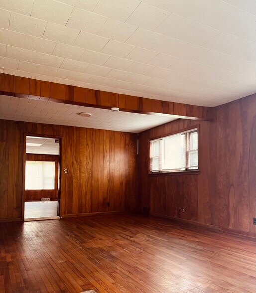 Building Photo - 624 S George St