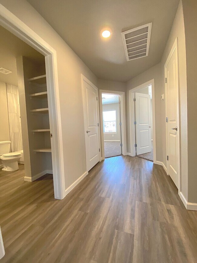 Building Photo - Townhome in Deer Creek Schools!