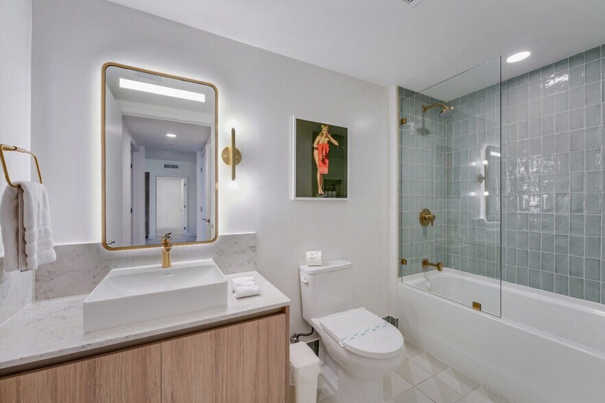 Building Photo - 121 NE 5th St