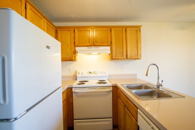 Building Photo - Great Piedmont 3 Bdr Townhouse w/Fireplace, DW + Garage!