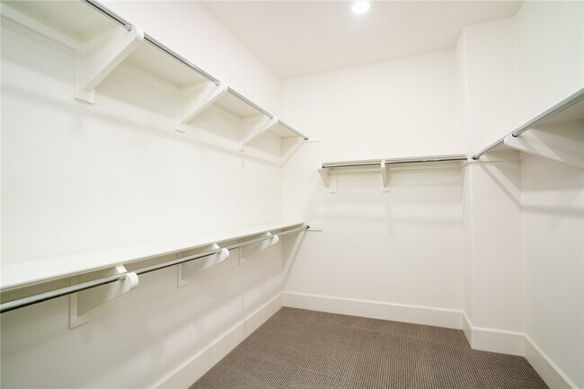Building Photo - 5192 Goldenrod Cir