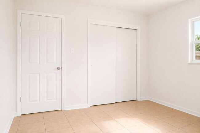 Building Photo - 3 Bedroom, 1 Bathroom Home for Rent in Apollo Beach!