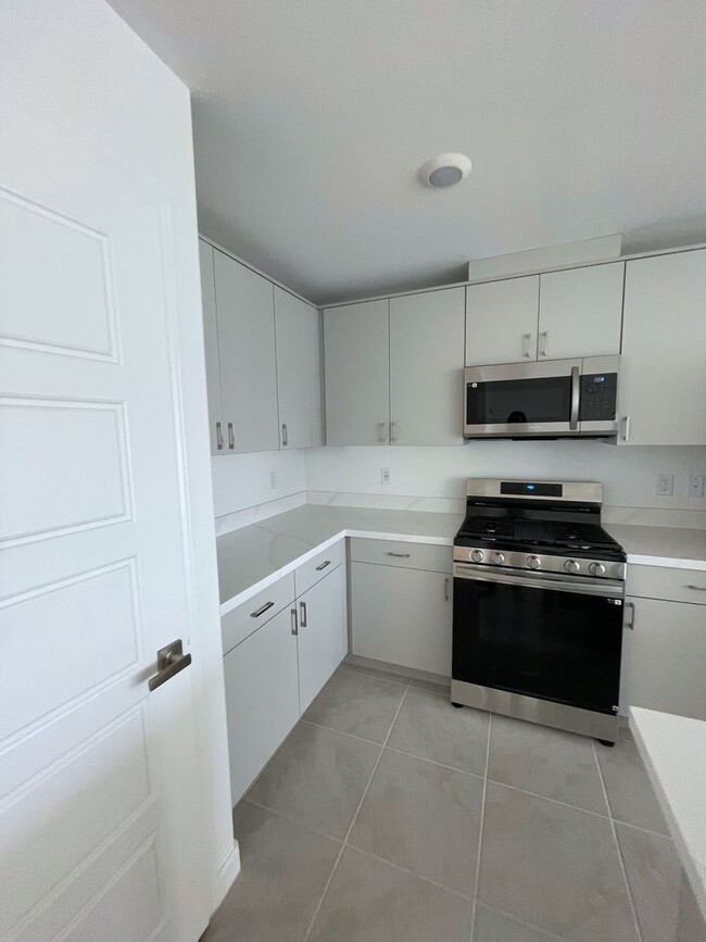 Building Photo - Now Leasing – Brand-New Townhome in Herita...
