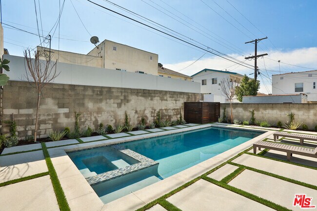 Building Photo - 1622 S Mansfield Ave