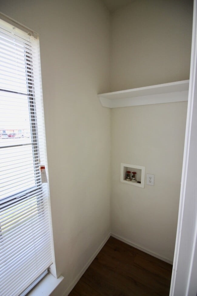 Building Photo - FOR LEASE! Nice 3 BR - 2 BA - 1,062 sf dup...