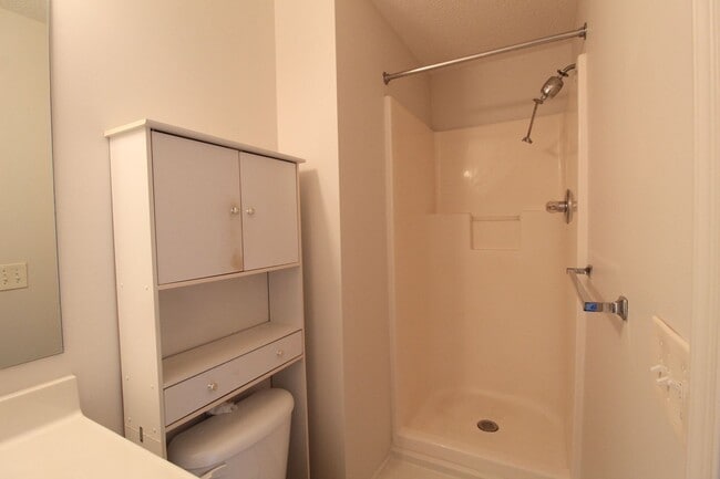 Building Photo - Liberty square end unit townhome for rent!