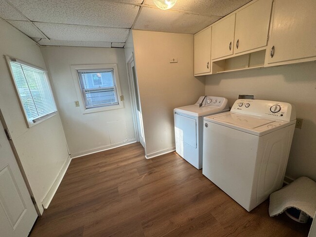 Building Photo - Charming Updated 2 Bedroom Home with New F...