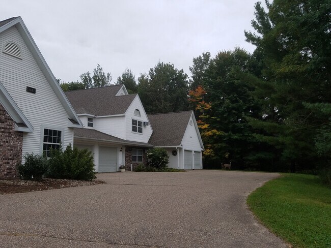 Building Photo - 3325 Echo Dells Ave