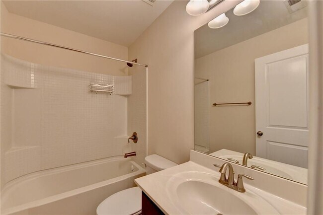 Building Photo - 2152 Greencrest Cir