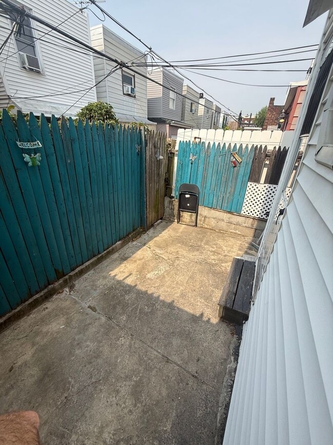 Building Photo - 824 Winton St
