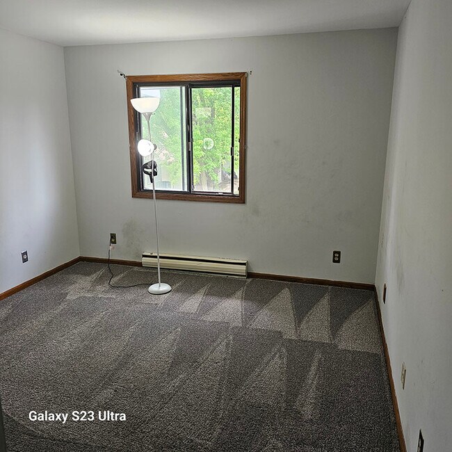 Building Photo - 1224 E Decorah Rd