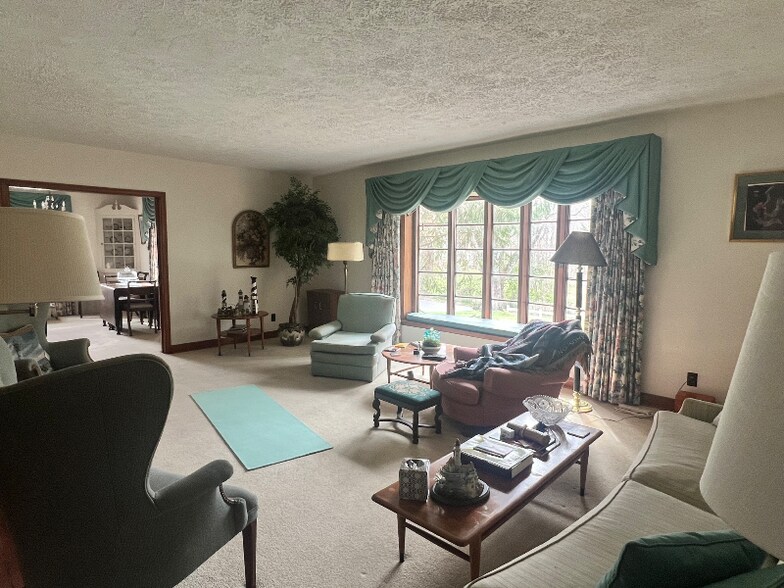 Building Photo - 920 Riverview Dr