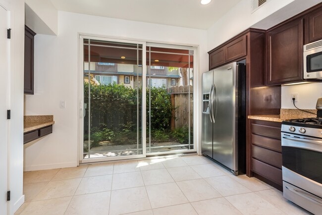Building Photo - Spacious 3/2.5 Condo w/ Detached 1 Car Garage