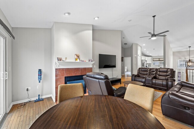 Building Photo - 2987 Saganashkee Ln