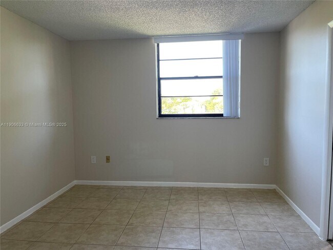 Building Photo - 10815 SW 112th Ave