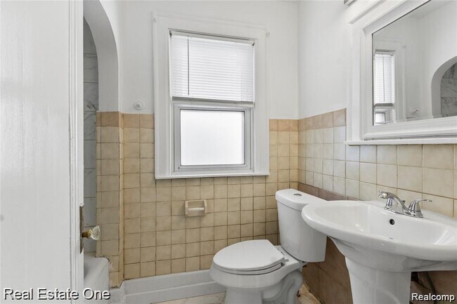 Building Photo - 5444 Kenilworth St