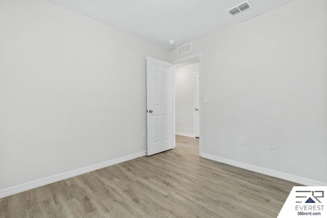 Building Photo - LIKE NEW 3/2/1 TOWNHOUSE IN DESIRABLE SEMINOLE WOODS