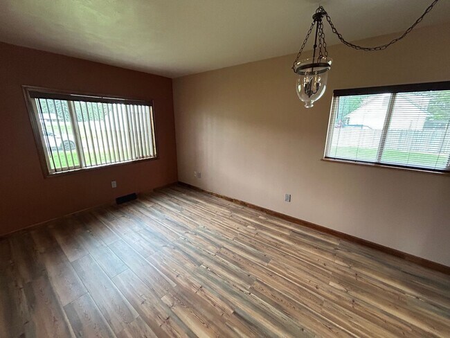 Building Photo - Charming 4 Bed, 1 Bath Home in Spokane Val...