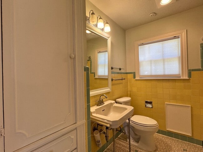 Building Photo - 823 W. Fifth Street